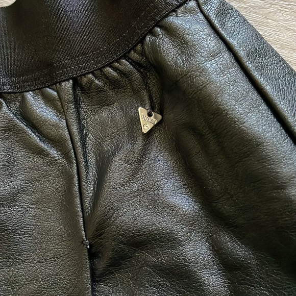 Guess girl’s XL faux leather mini skirt, elastic waist band - Picture 2 of 4
